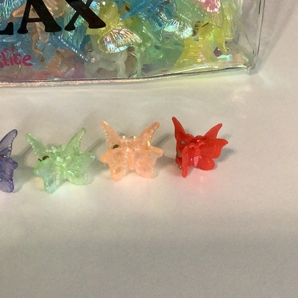 Justice Clear Cosmetic Bag with Assorted Colorful Butterfly Clips - Picture 3 of 4